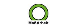 Grüner Kreis mit schwarzer Umrandung, darunter der Text "MaßArbeit" auf weißem Hintergrund.